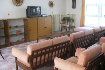 klubovna s videem, televizí a knihovnou (foto 6)
